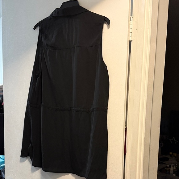 Black Sleeveless Button-Up Shirt - Picture 5 of 5